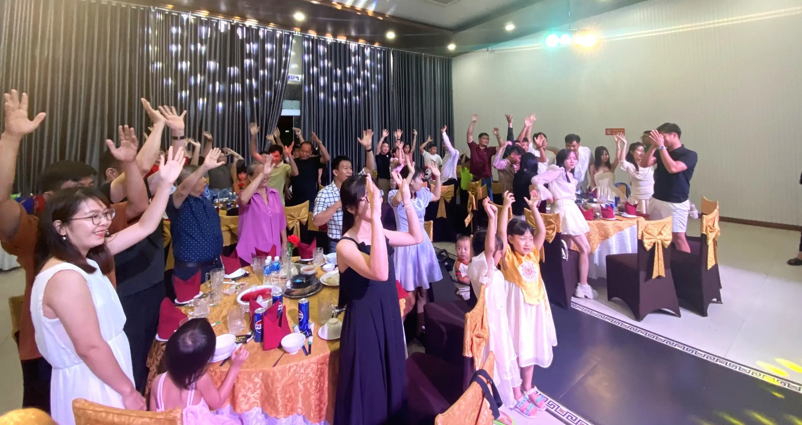 Cùng nhau cổ vũ cho tiếc mục văn nghệ của "người đồng hành"