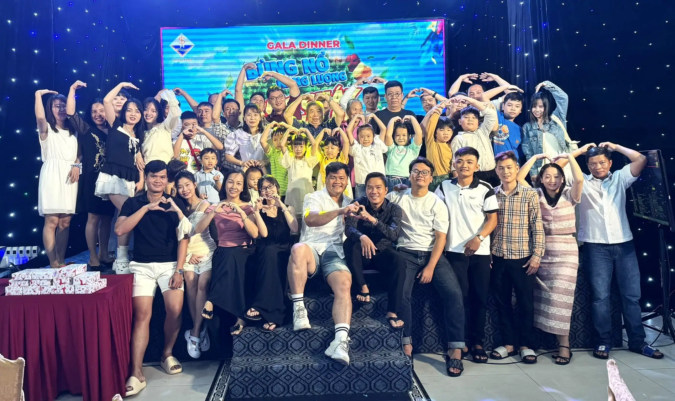 Các thành viên Sơn Hải Vân cùng nhau chụp ảnh ghi lại khoảnh khắc gắn kết