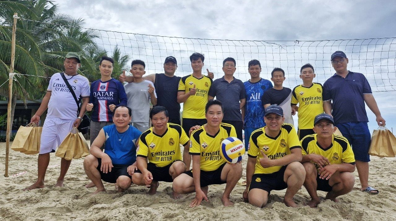 Những chàng trai Sơn Hải Vân giao lưu bóng chuyền trên bờ biển