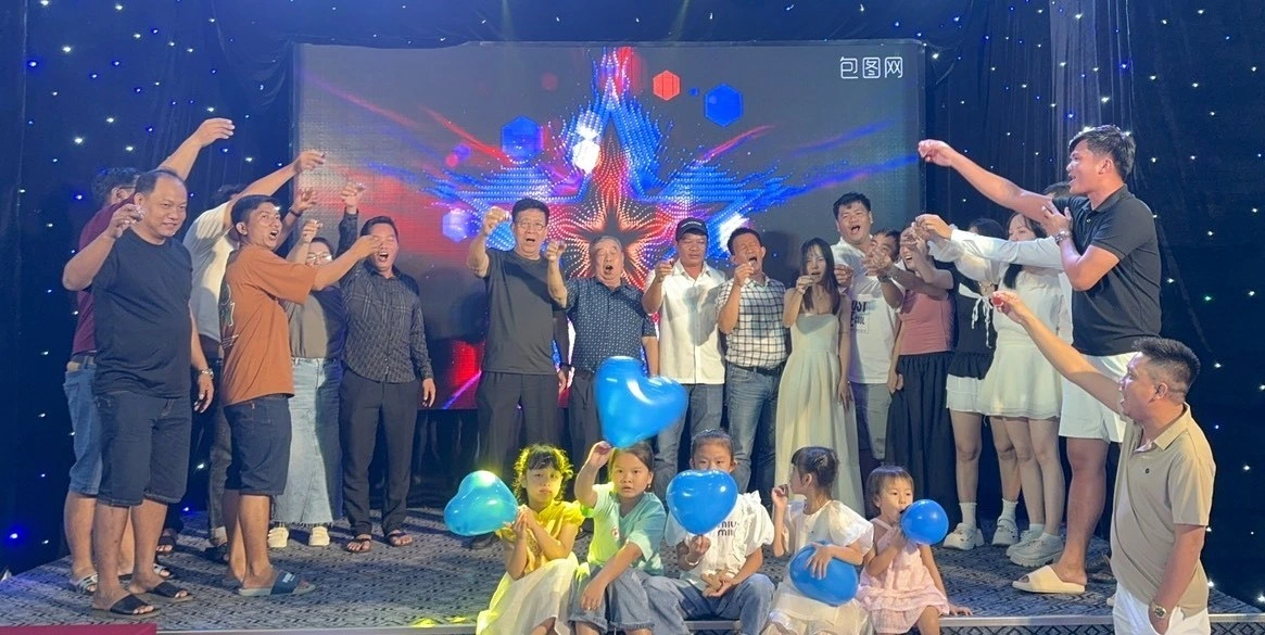 Sơn Hải Vân nâng ly trong buổi tiệc Gala Dinner