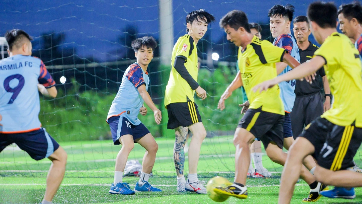 Các cầu thủ hai đội tranh bóng quyết liệt trên sân