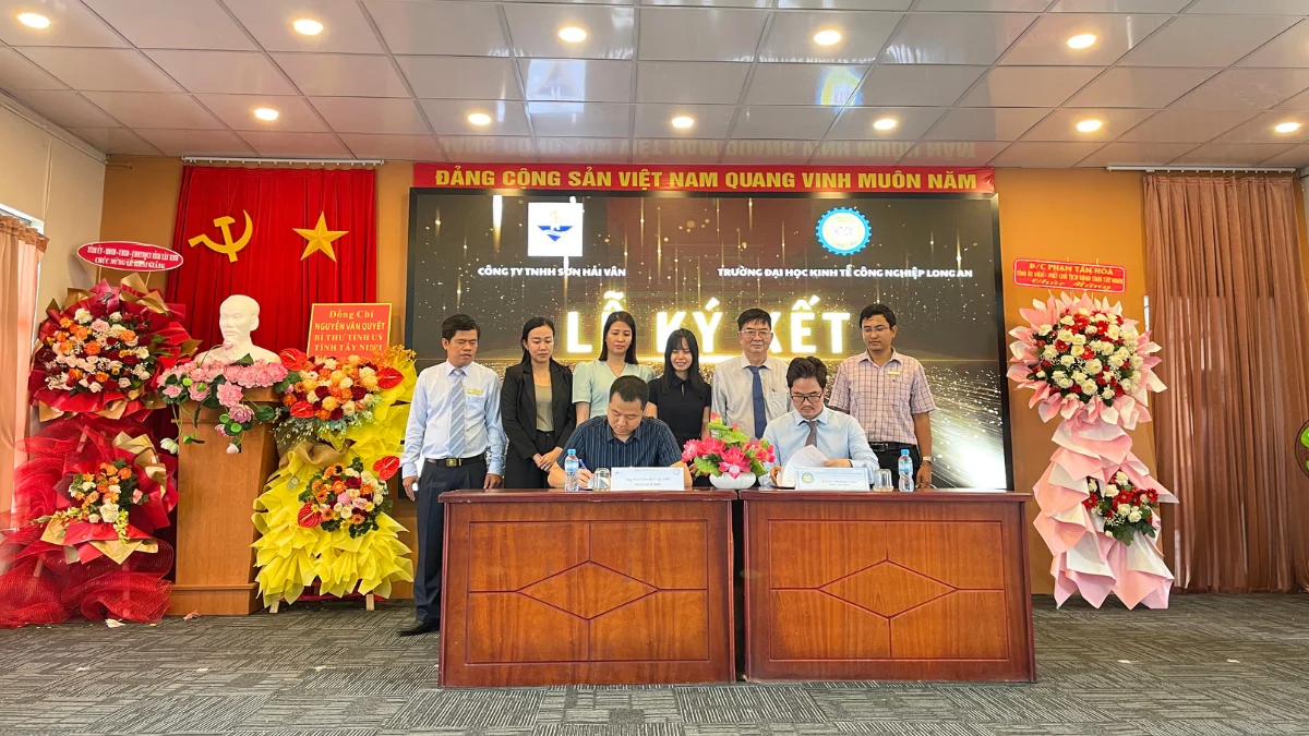 Phó Giám đốc công ty Sơn Hải Vân và Hiệu trưởng Trường Đại học Kinh tế Công nghiệp Long An ký kết hợp tác