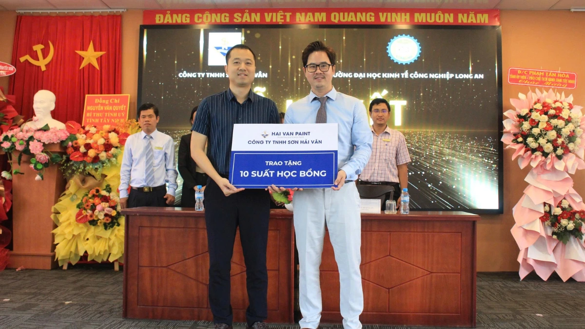 Sơn Hải Vân trao tặng 10 suất học bổng đến sinh viên trường