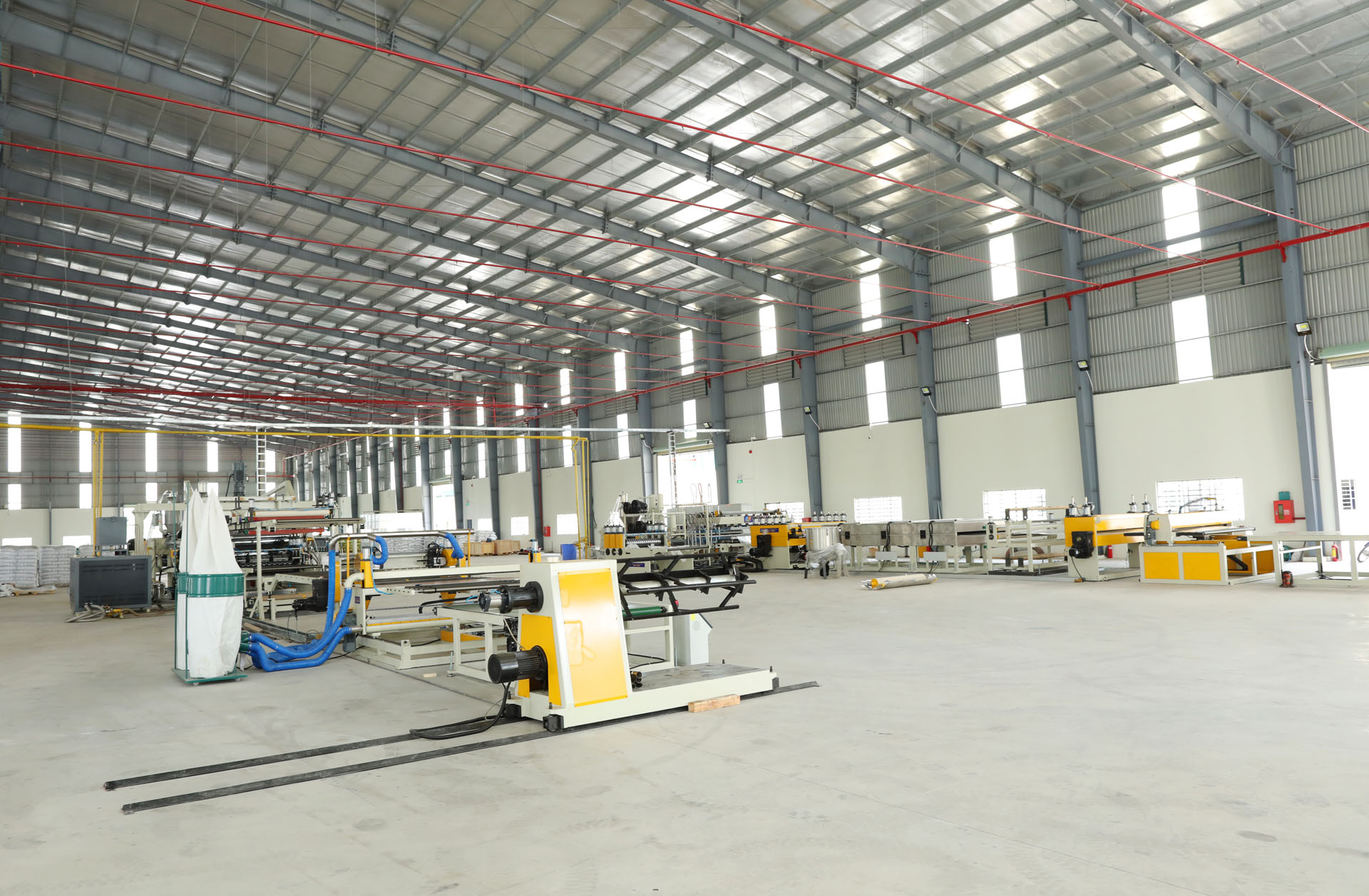 Dự án thi công sơn công nghiệp tại Nhà máy Kiệt Kiệt do đội ngũ Sơn Hải Vân thực hiện, bao gồm xử lý bề mặt, sơn bảo vệ kết cấu thép và lớp hoàn thiện chống ăn mòn. Bài viết mô tả mục tiêu kỹ thuật, quy trình thi công, vật liệu sử dụng và kết quả nghiệm thu nhằm đảm bảo hoạt động sản xuất an toàn, bền vững.