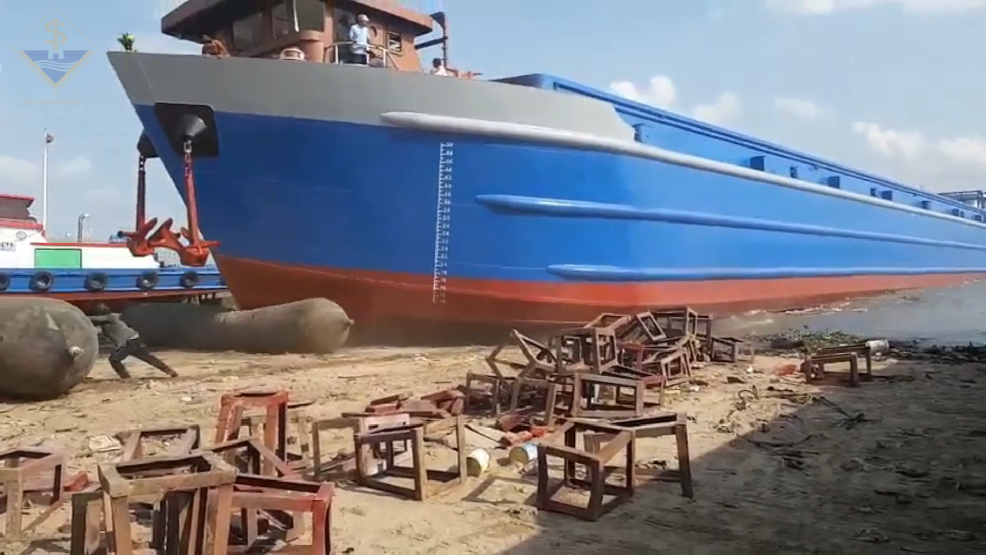 Hạ thủy sà lan chờ Container 5000 tấn công ty TNHH MTV Quốc Toàn