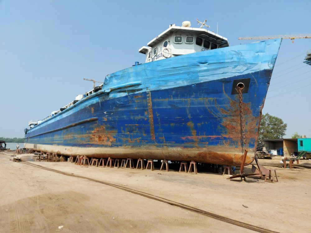 Trước khi thi công, con tàu bị rỉ sét và ăn mòn nhiều, cần đảm bảo các yêu cầu kĩ thuật trước khi thi công sơn.